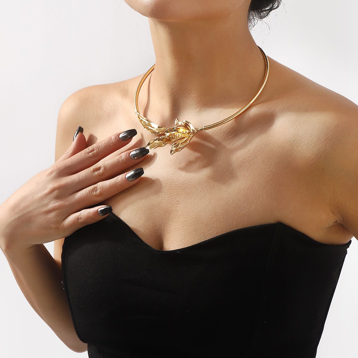 Leaf Choker Necklace (18K Gold Plating)