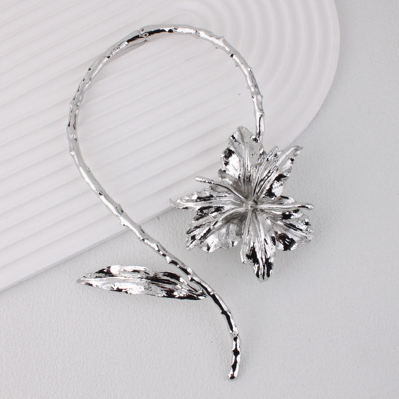 Floral Leaf Metal Necklace (18K White Gold Rhodium Plating)