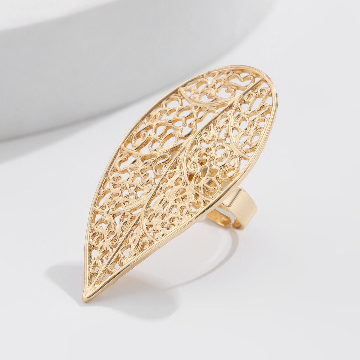 Elegant Leaf Design Ring