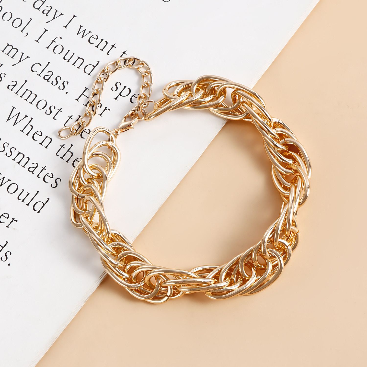 Twisted chain necklace elegance