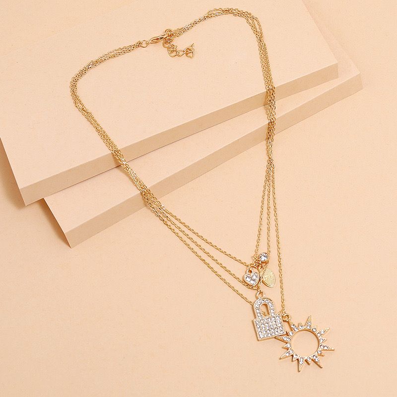 Multi-chain pendant necklace