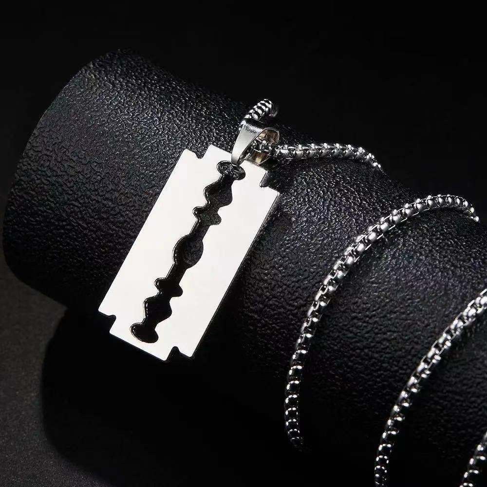 BLADE (PENDANT + CHAIN)
