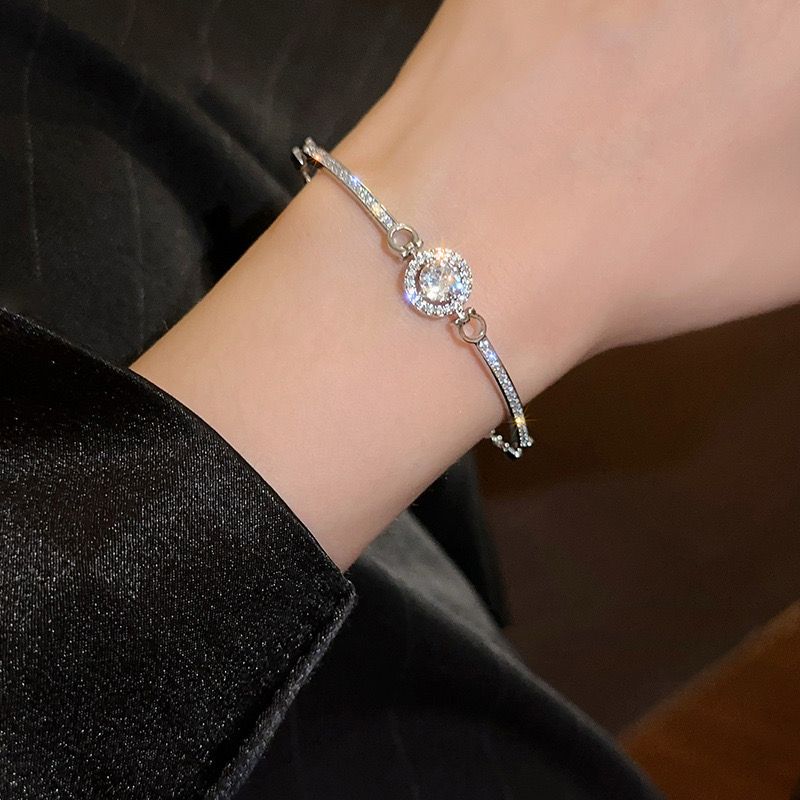 Luxe Glittering Diamond Bracelet