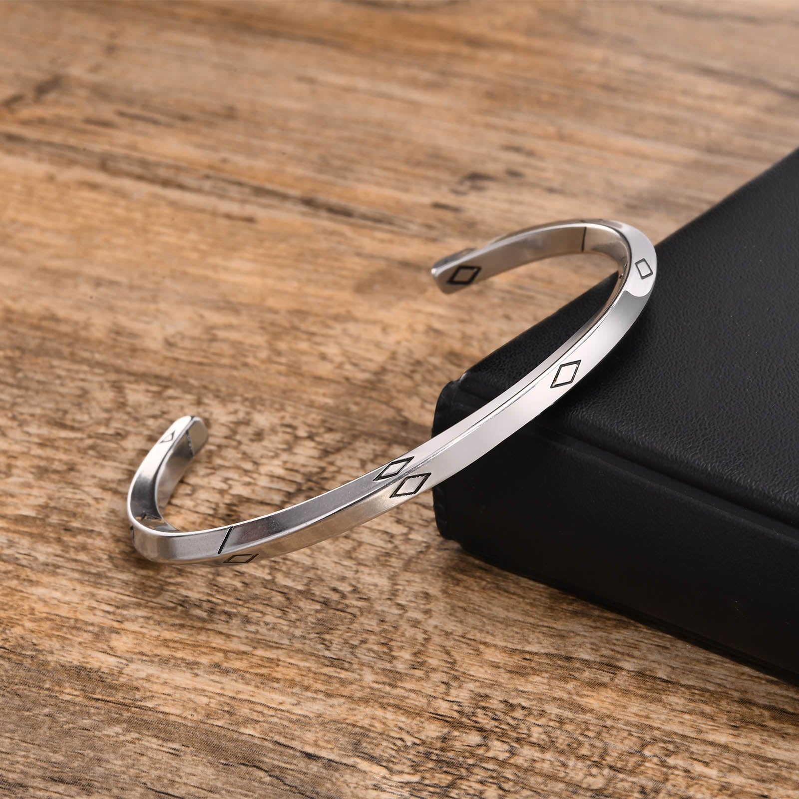 Men’s Classic Metal Cuff