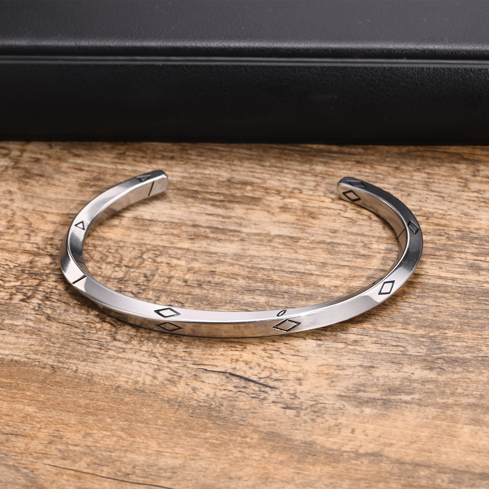 Men’s Classic Metal Cuff