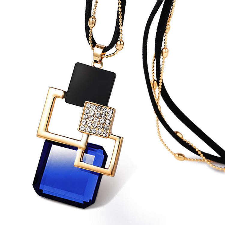 Lustrous Gold Pendant Necklace