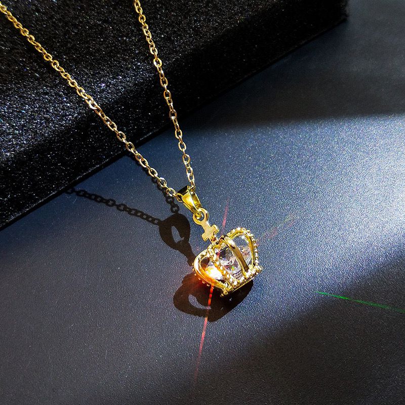 Luxury Queen Pendant Necklace