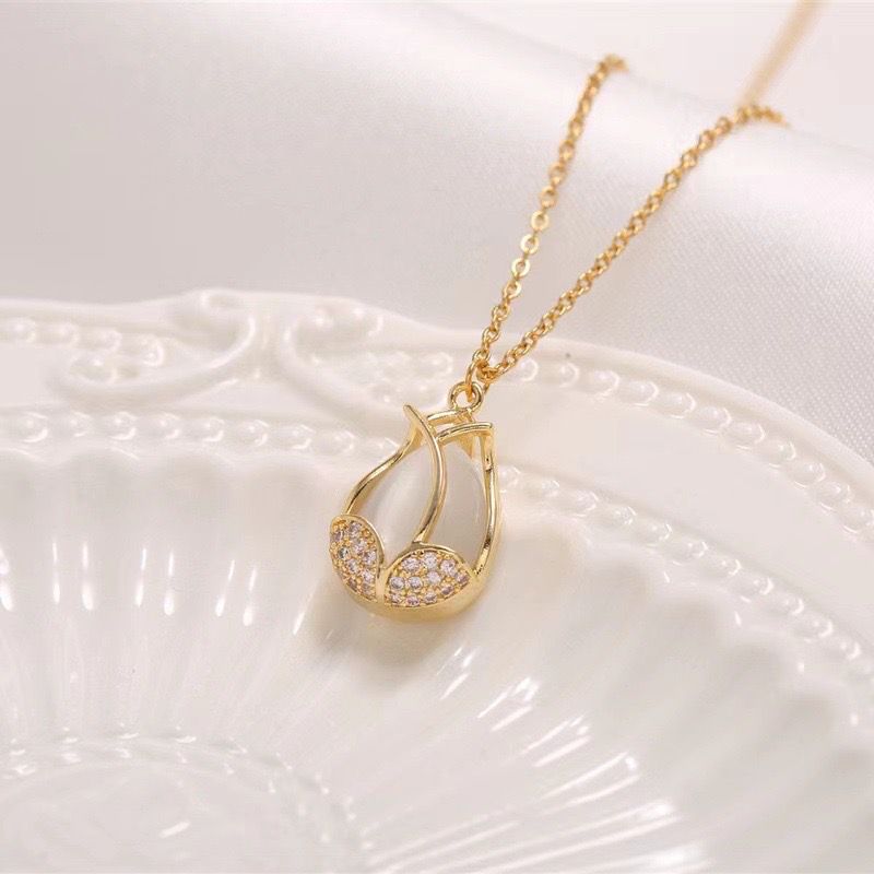 Minimalist Floral Pendant Necklace