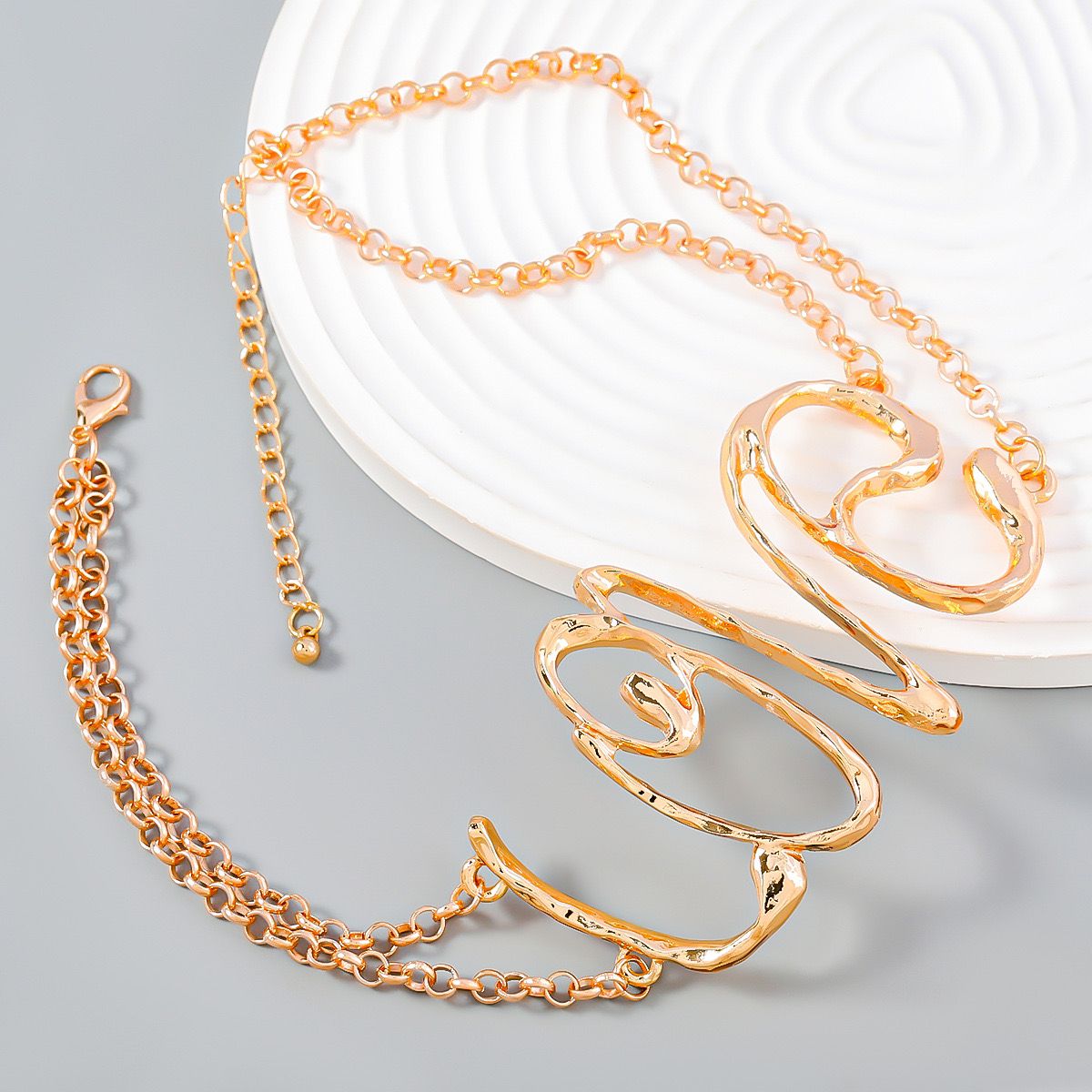 Stylish Love pendant choker