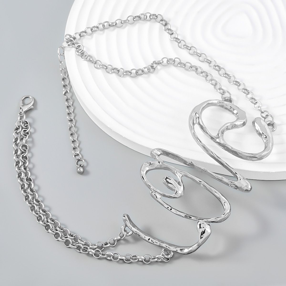 Stylish Love pendant choker