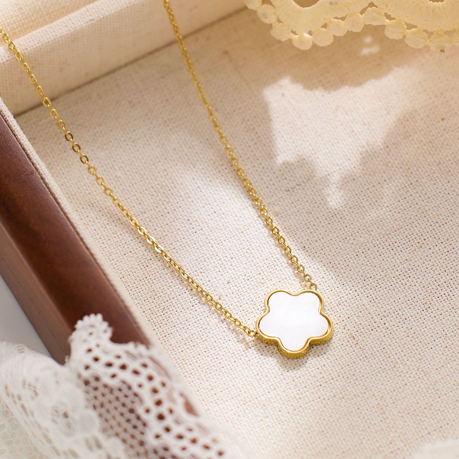 Clover Women's Pendant Necklace