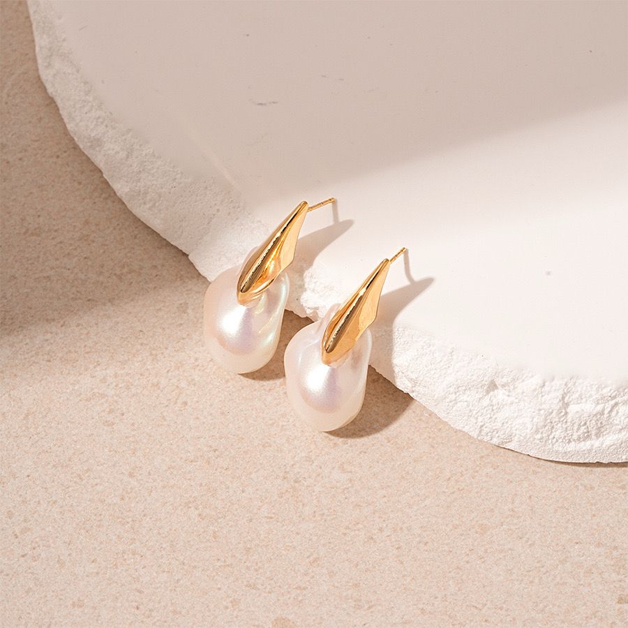 Ultra Chic Pearl Metal Earrings