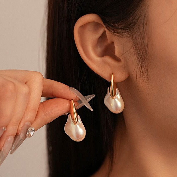 Ultra Chic Pearl Metal Earrings