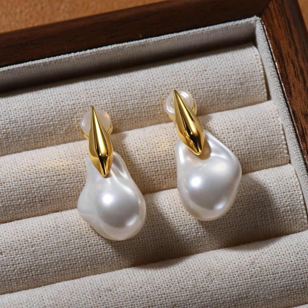Ultra Chic Pearl Metal Earrings