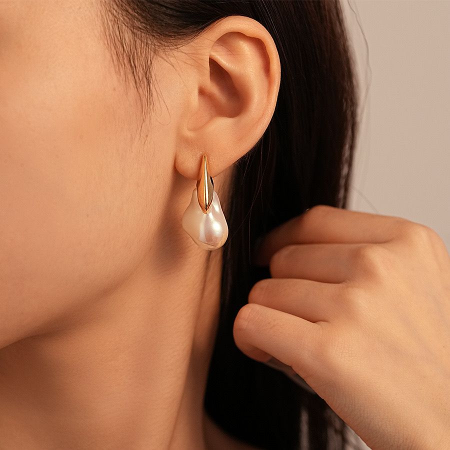Ultra Chic Pearl Metal Earrings