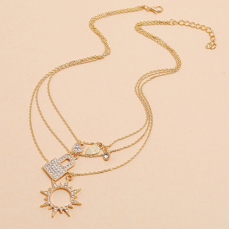 Multi-chain pendant necklace