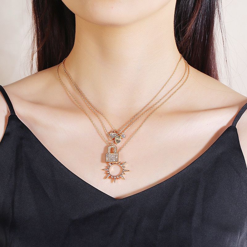 Multi-chain pendant necklace